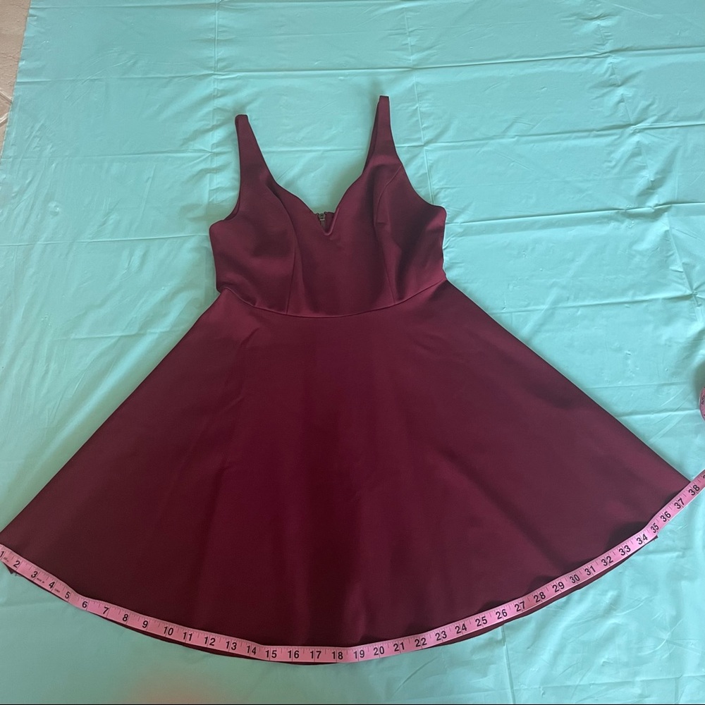 RED DRESS - Picture 3 of 13